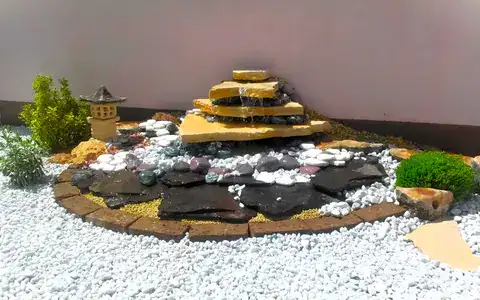 Lapköves kerti csobogó japán kőlámpással